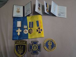 RARE Lots de 4 médailles un drapeau et 3 patchs Ukraine