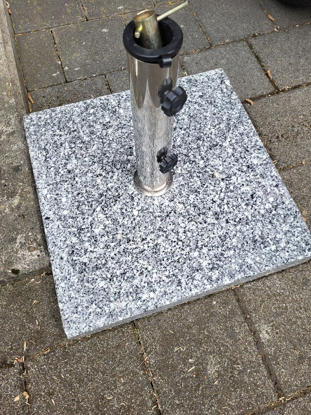 Altro: Sonnenschirmstaender aus Granit mit Rollen, 33 kg – Usato da Winterthur venduto da GAM90