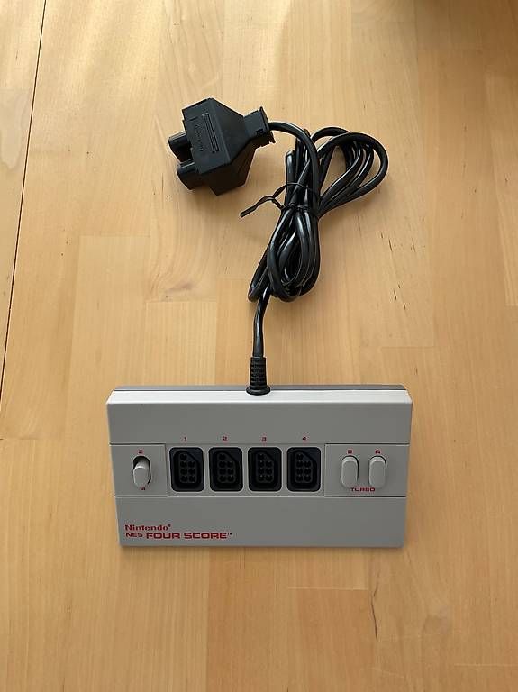 Nintendo Console: Adapter 4 Spieler Four Source Nintendo (NES) – Usato da Alpnach Dorf venduto da Oli016