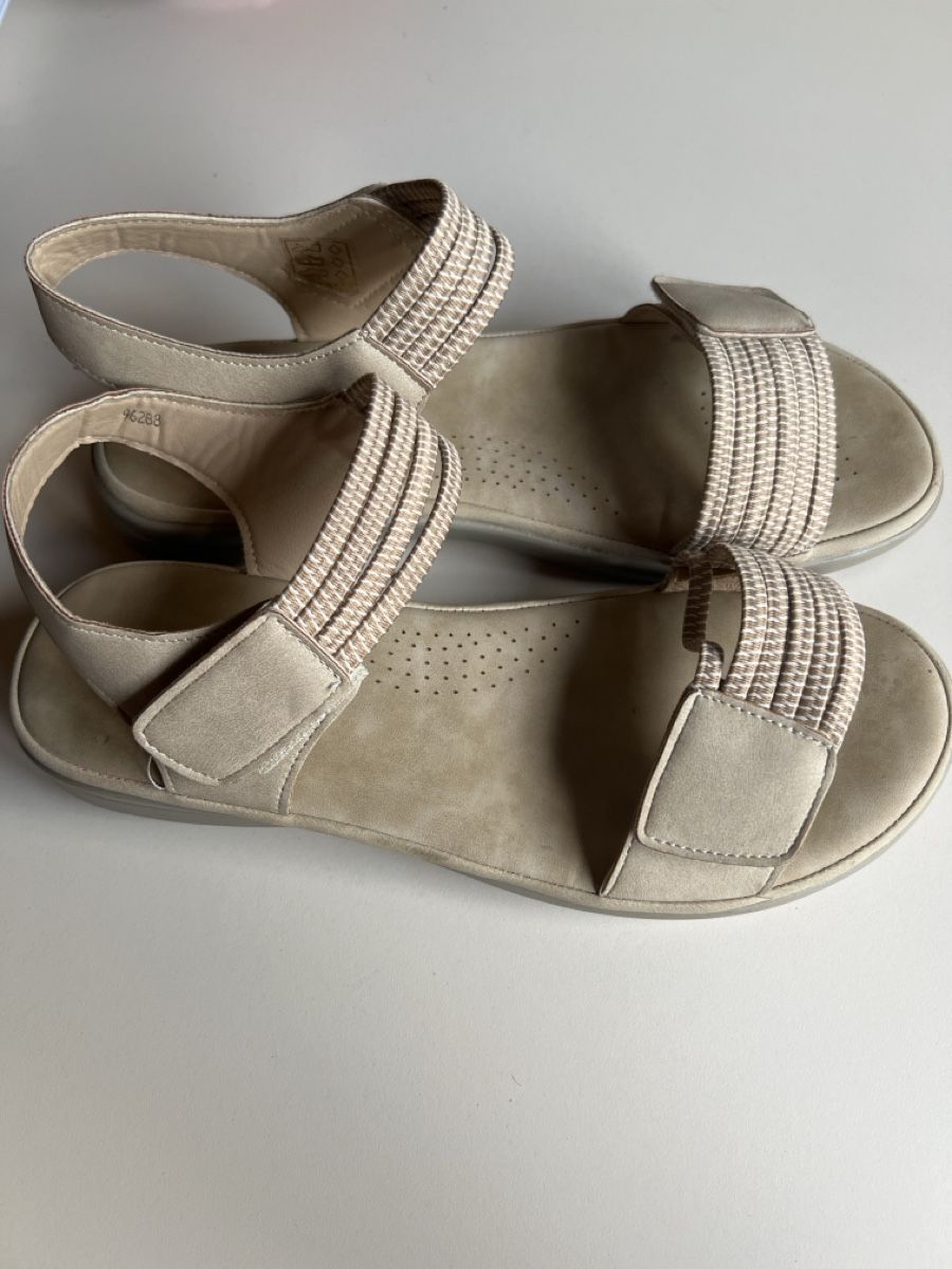 Chaussures femmes: Sandalen – D'occasion à Mörel par Emozia 1