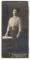 Fotografie A. Jung, Genève, Junge Dame 
