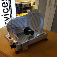 AFFETTATRICE DIAM 220 IN AZIONE