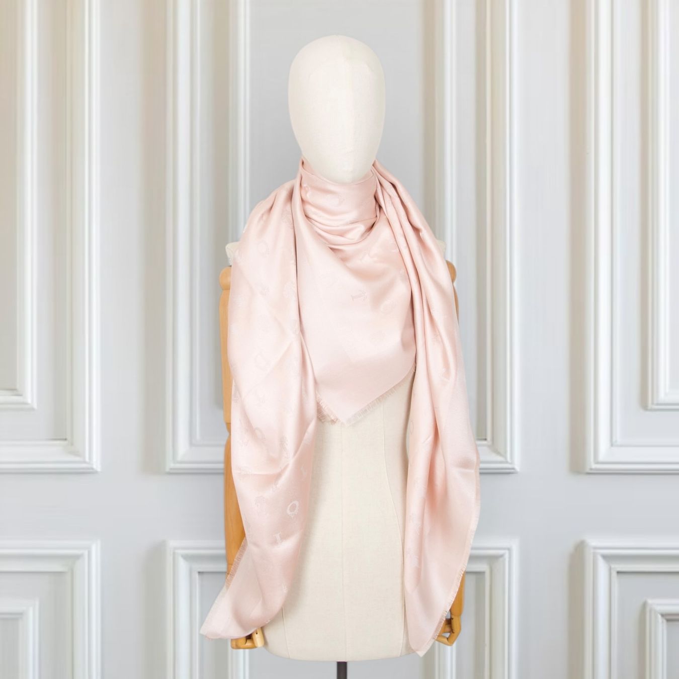 Foulard & Sciarpe: Dior Schal rosa 140 x 140 cm – Usato da Binningen venduto da Designerlabels 1