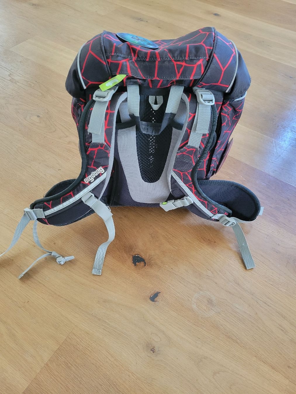 Ergobag Borse & Zaini: Schulrucksack Ergobag schwarz-rot mit 5 Superhelden-Kletties – Usato da Effretikon venduto da cake09 1