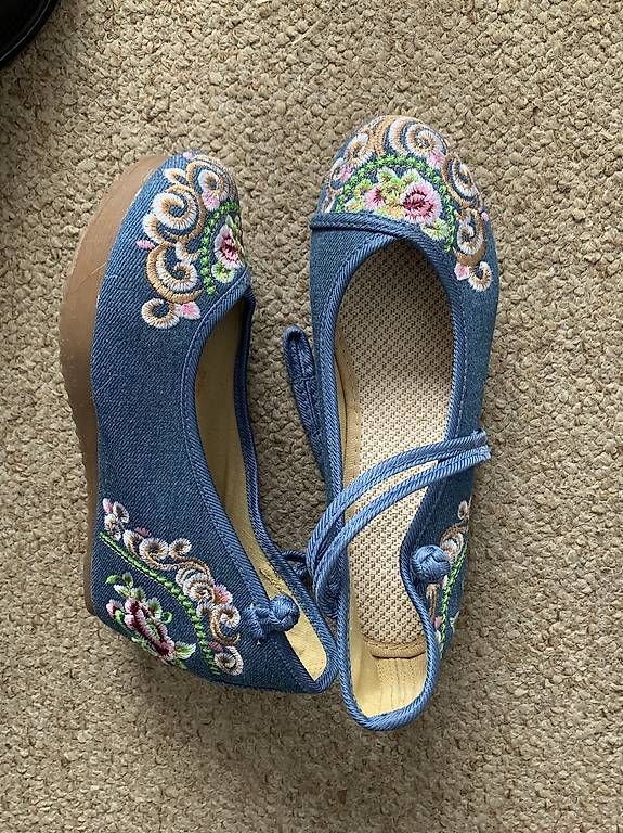 Scarpe da donna: Sommer Damenschuh bestickt – Usato da Heiden venduto da Baifeng 1