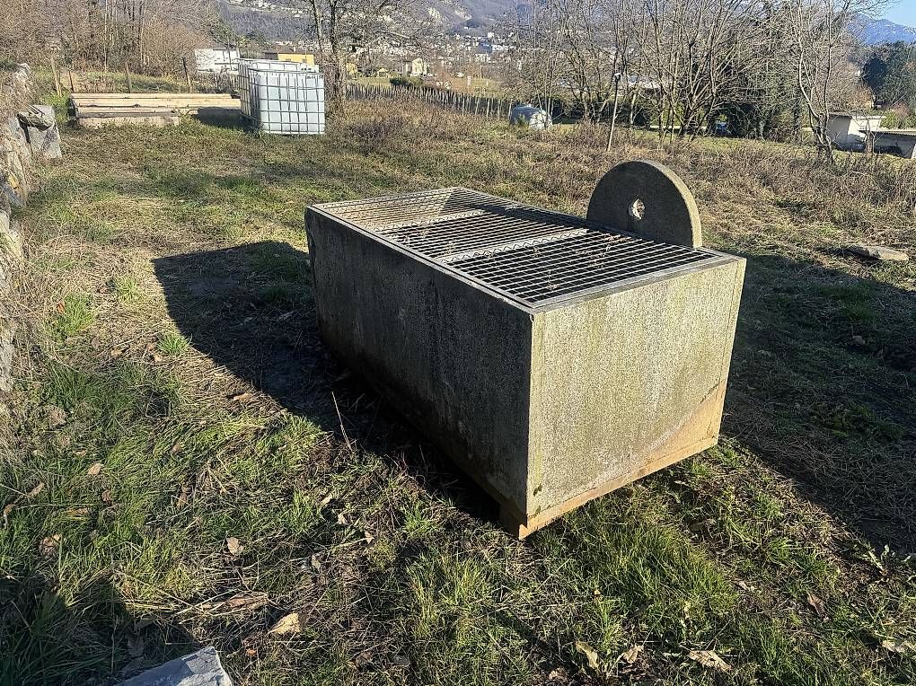 Gabbie, trasporto & Sicurezza: Vasca per raccolta acqua in granito – Usato da Mendrisio venduto da tho_nf5j 2