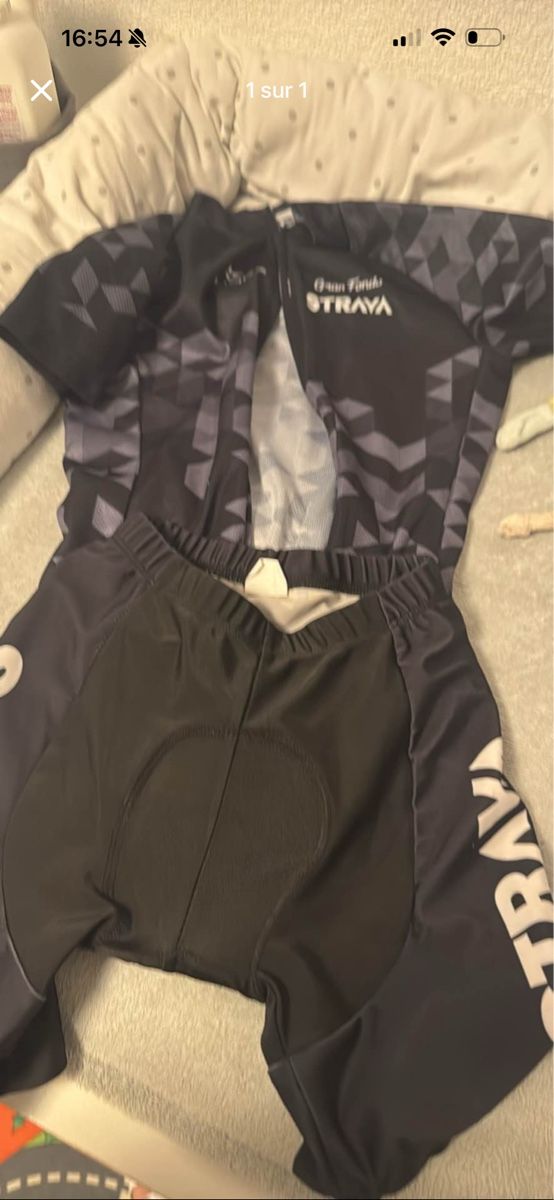 Lots de vêtements: Ensemble pour cycliste  – D'occasion à La Chaux-de-Fonds par Andy_desousa