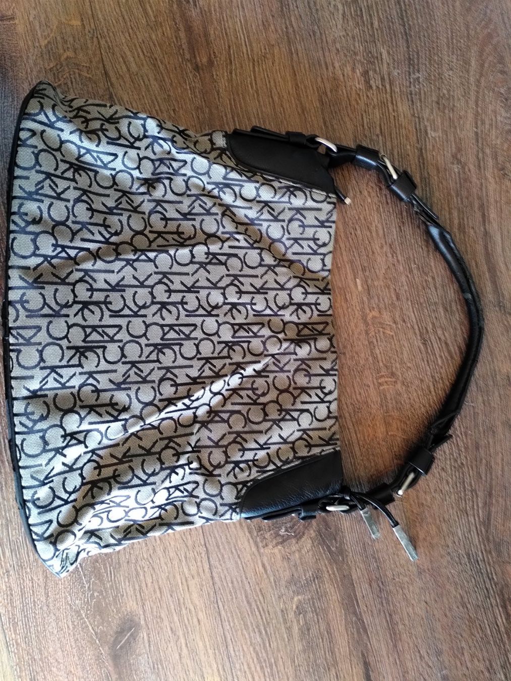 Calvin Klein Sacs femmes: Sac hobo Calvin Klein monogram – D'occasion à Châtel-St-Denis par melaimelai 4