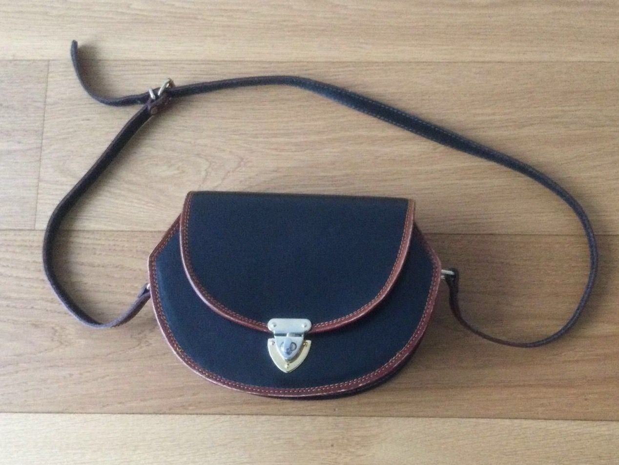 Taschen für Damen: Harte Leder Tasche – Gebraucht aus Bern von HBYISIS 2
