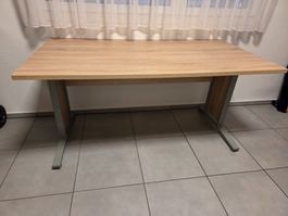 Heller Bürotisch / Schreibtisch