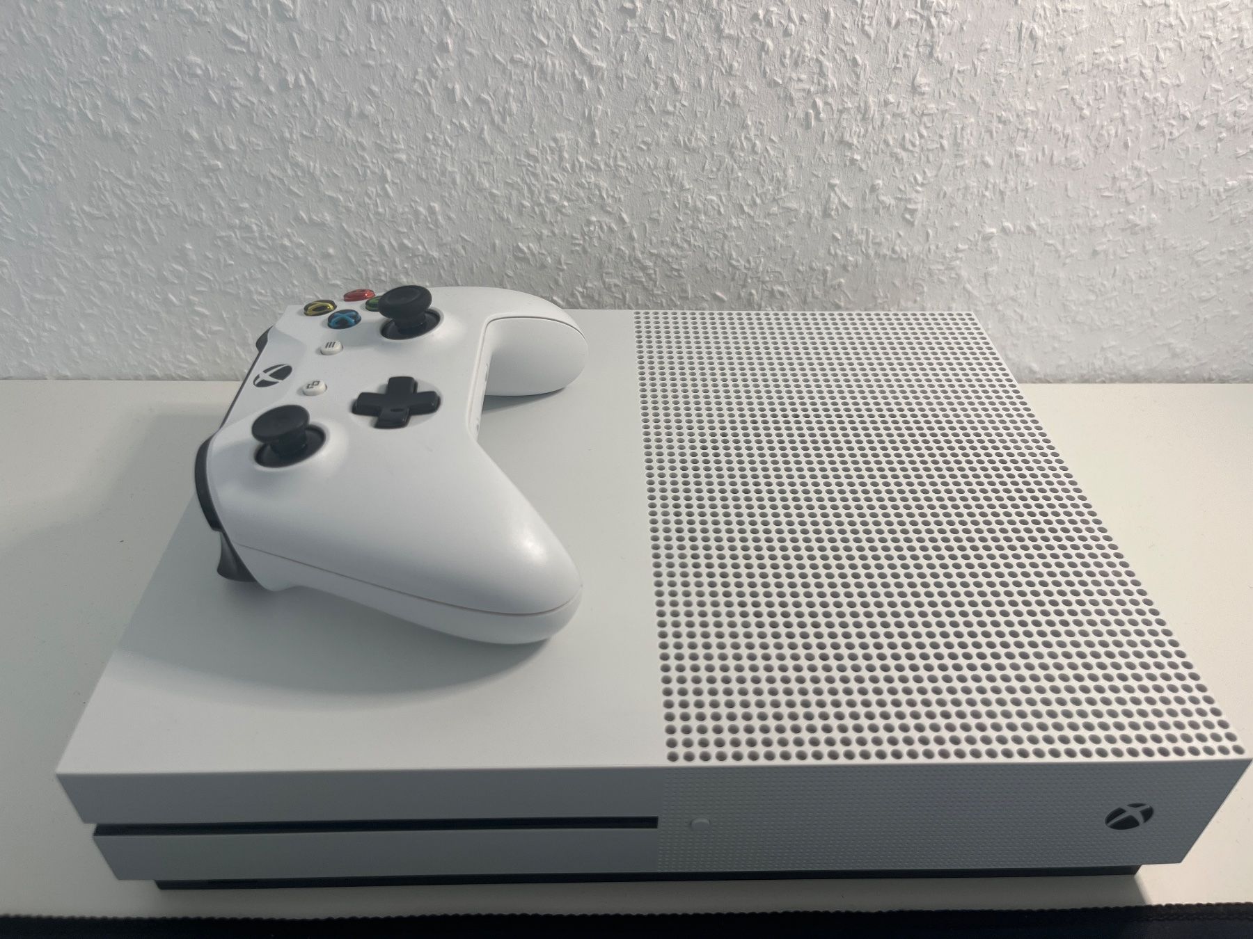 Microsoft Console: Xbox One S 1TB Console - White - Includes Controller – Usato da Chêne-Bourg venduto da ira_wj87