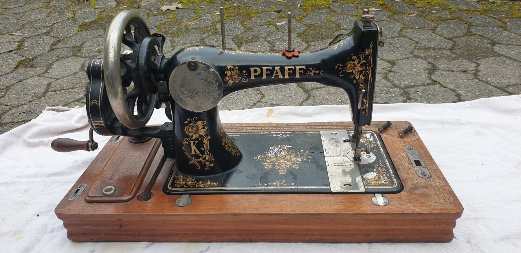 Pfaff Machines à coudre: Ancienne machine PFAFF manuelle – D'occasion à Lausanne par lae_c5zc 1