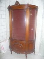1 Vitrine aus Nussbaum-Holz