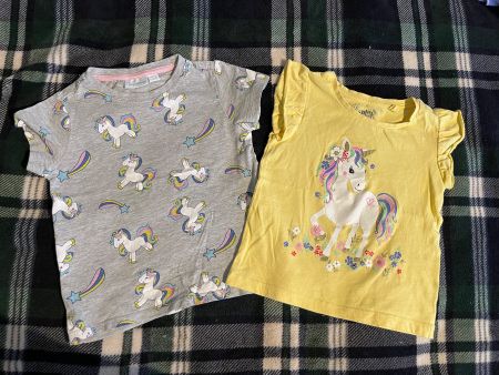 2x Kinder-T-Shirts, Größe 98