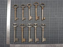 Lot mit 10 antiken Schlüsseln