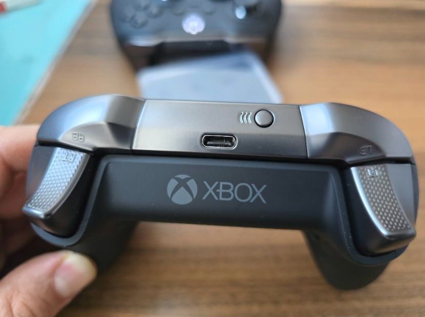 Microsoft Controller: 2 x  Elite 2 XBOX Controller/Top Zustand! – Usato da Liestal venduto da Berr 6