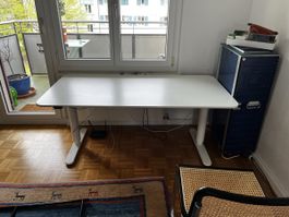 Höhenverstellbarer Schreibtisch von Ikea