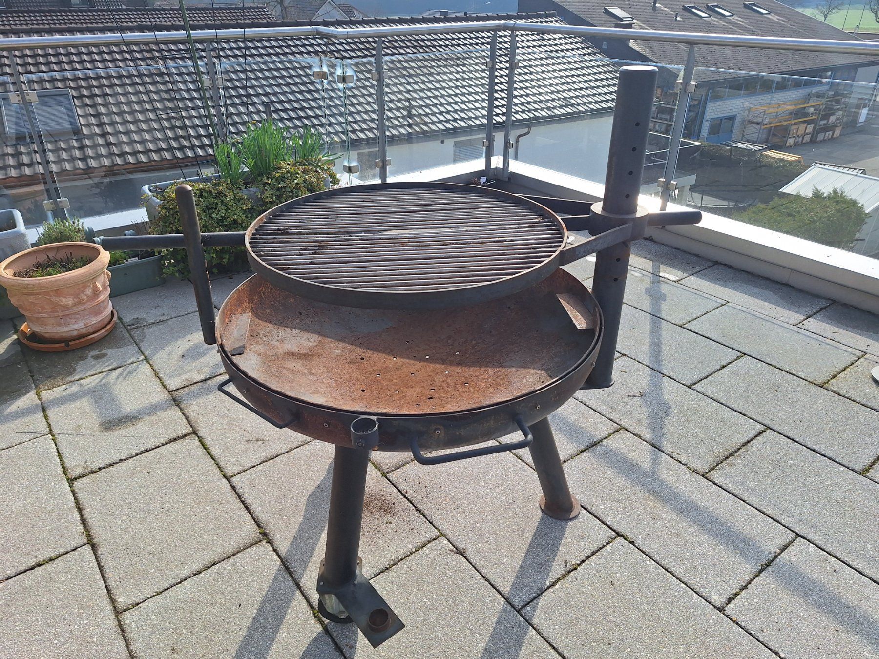 Griglie: Robuster Gartengrill, Durchmesser ca. 90 cm – Usato da Riniken venduto da Agrino 1