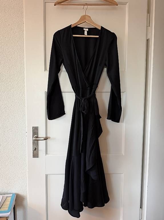 Vestiti: SCHWARZES WICKELKLEID – Usato da Zürich venduto da Nadgb1303