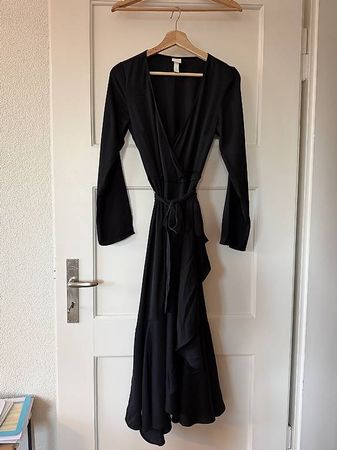 SCHWARZES WICKELKLEID