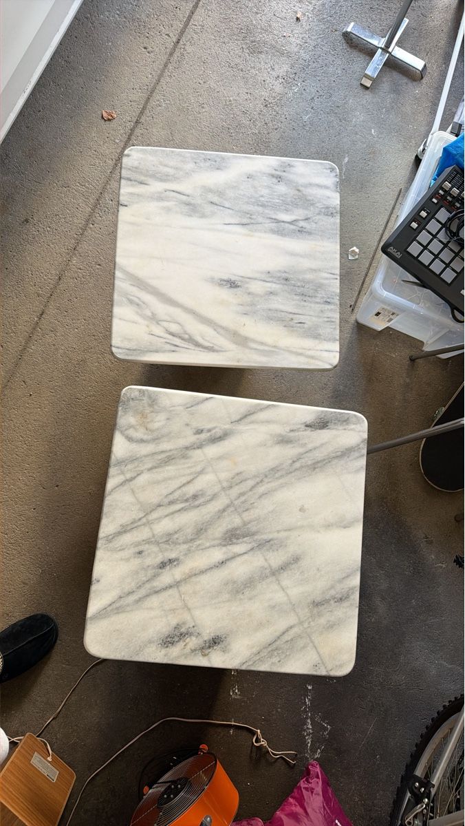 Tavoli: Two square marble side tables acceptable condition – Usato da St Gallen venduto da Muhamet-Ali