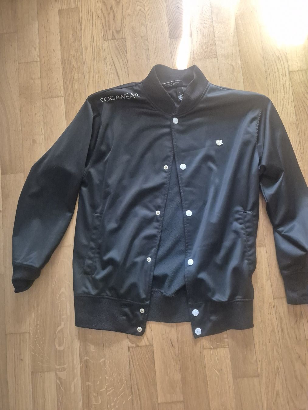 Giacche: Rocawear Black Bomber Jacket - Stylish & Lightweight – Usato da Basel venduto da and_zvv7
