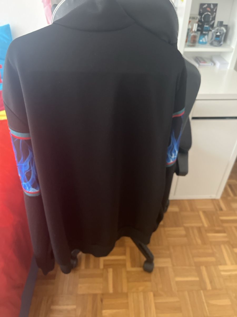 Jordan Jacken: Giacca Jordan design fiamme blu e rosse – Gebraucht aus Volketswil von mon_ssk6 3