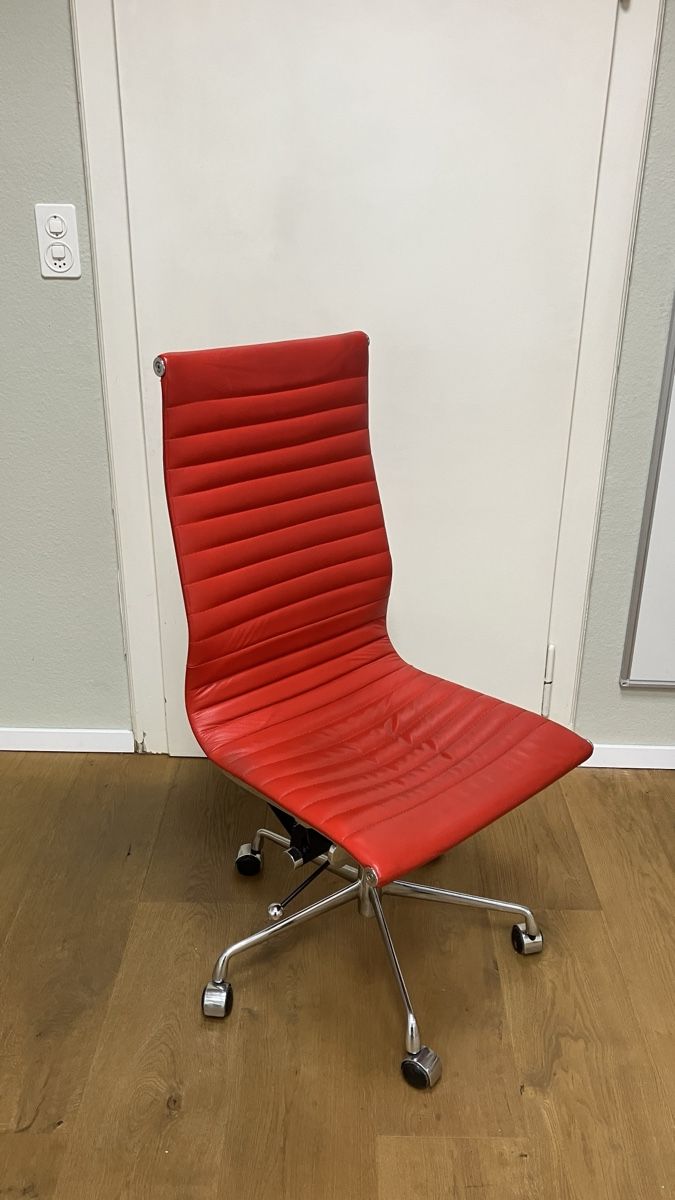 Vitra Stühle: Vitra EA 119 Replica in rotem Leder – Gebraucht aus Zürich von arpagdom 3