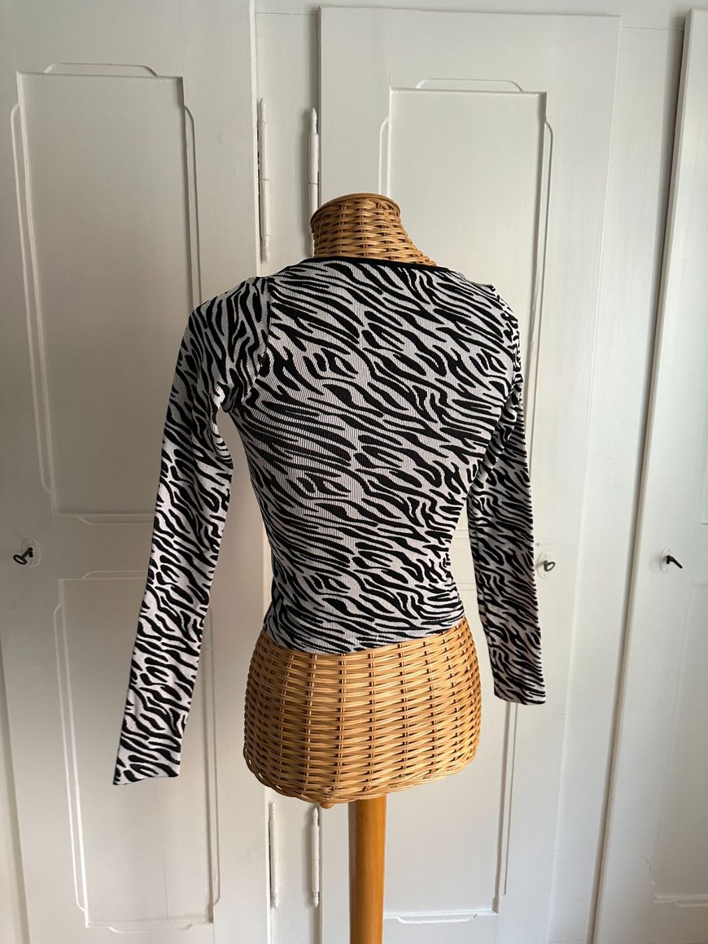Stradivarius T-Shirts: STRADIVARIUS - Zebra Langarmshirt XS – Gebraucht aus Zürich von Diazaio 2