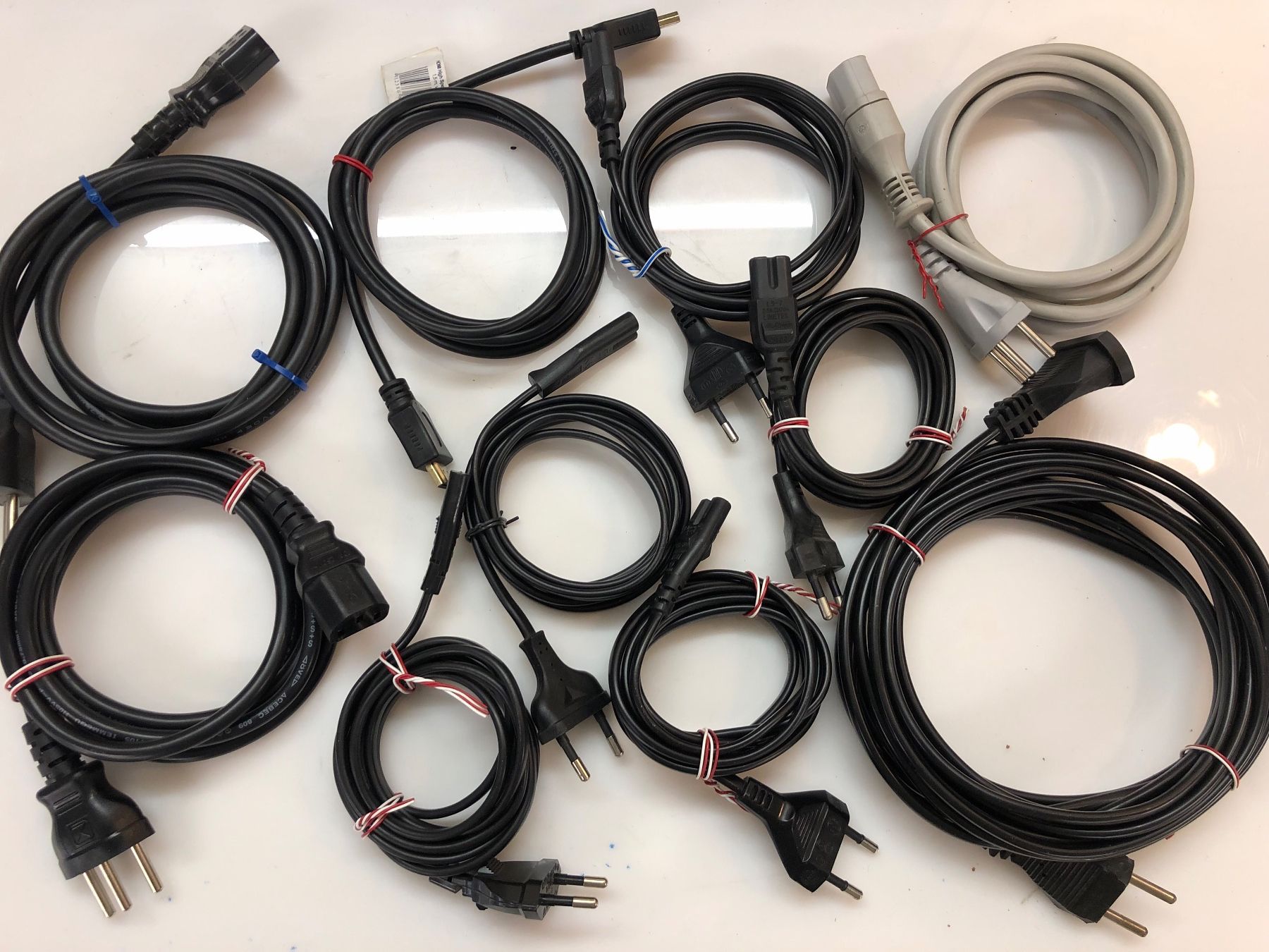 Cavi: Euro-Netzkabel, Apparatekabel, Netzanschlusskabel – Usato da Neerach venduto da Arbimus