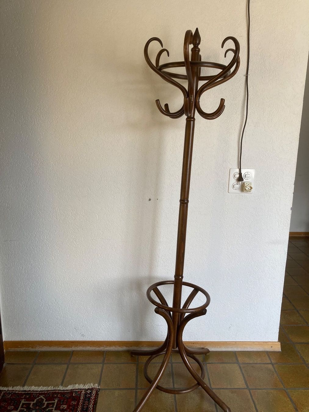 Porte manteau: 1 Garderobenständer aus Holz – D'occasion à Bauma par Dampf63