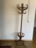 1 Garderobenständer aus Holz