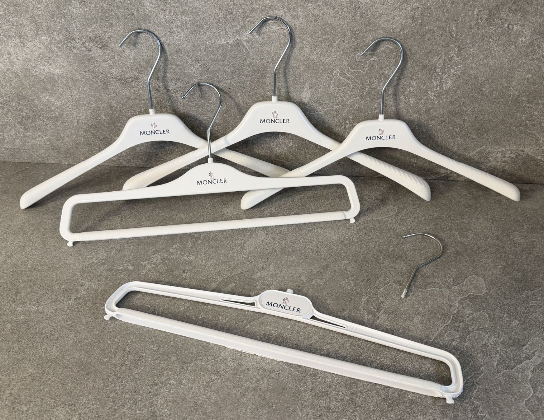 Appendiabiti: MONCLER Kleiderbügel im 5er Set  ... – Nuovo e nell'imballaggio originale da Chur venduto da Papageibarsch77 2