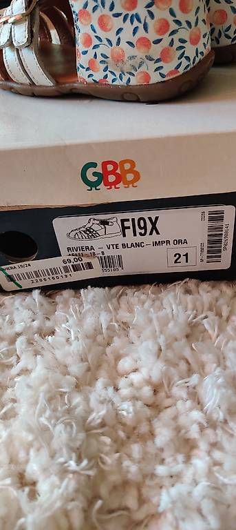 Scarpe per ragazze: Chaussures fille taille 21 GBB  – Usato da Versoix venduto da C0sm0p0l1t4n 1