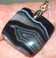 Anhänger L-8064–Schwarz gebänderter Achat Cabochon 22,5x22,5