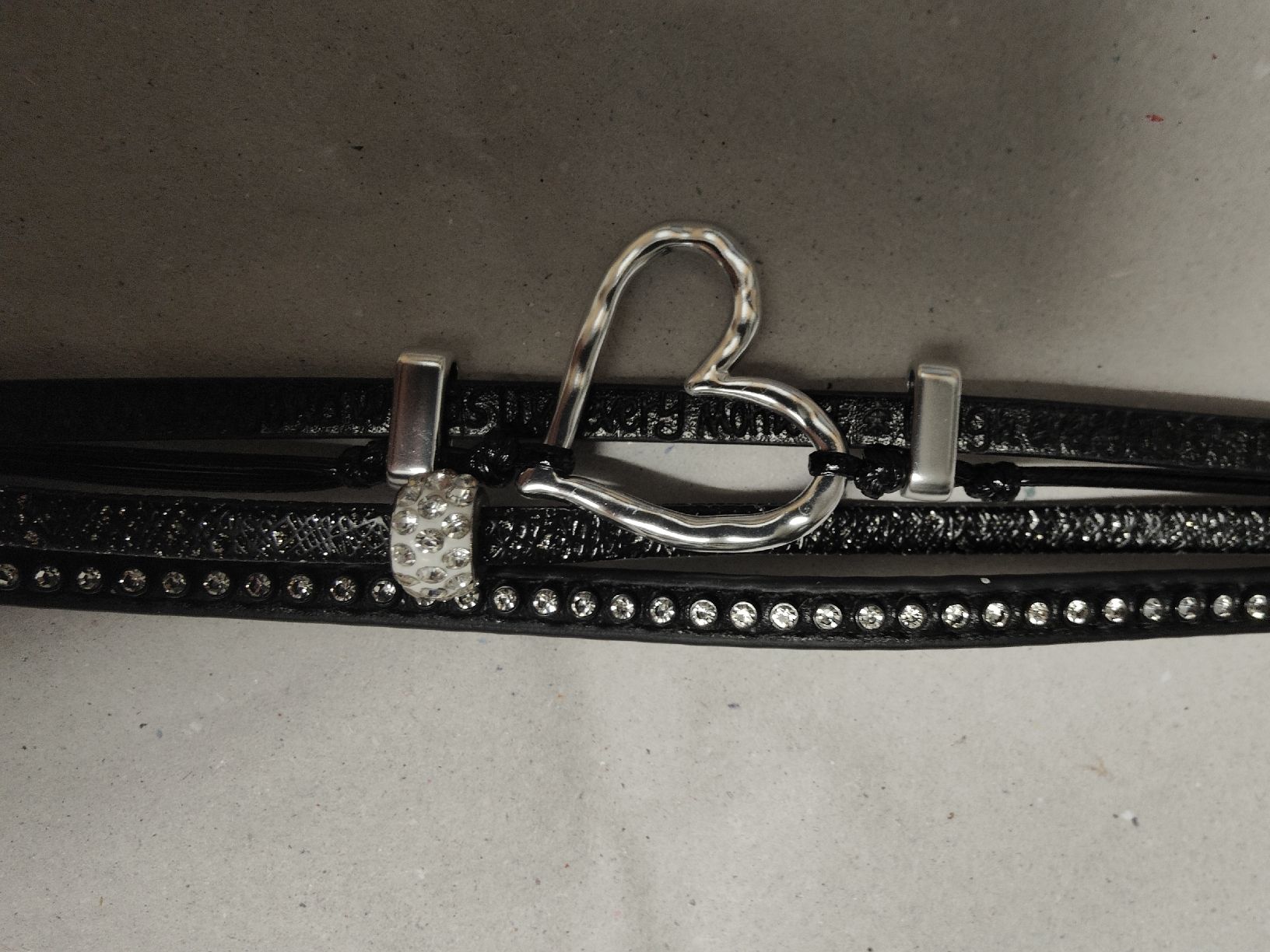 Bracciali & Braccialetti: Armband Lederimitat Herz Strass Silber Neu – Usato da Niederhasli venduto da 8155irae