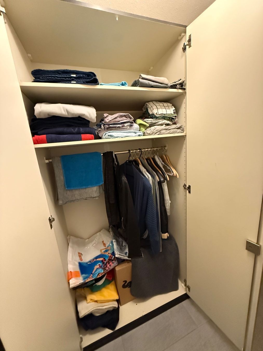 Armoires: Schrank 5 Türen Spiegelfront anthrazit, gebraucht – D'occasion à Hägendorf par AdlerTom 3