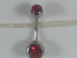bauchnabelpiercing mit rot kristall,,gefärbt