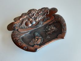 Antike japanische Relief Schale / Krümelschaufel