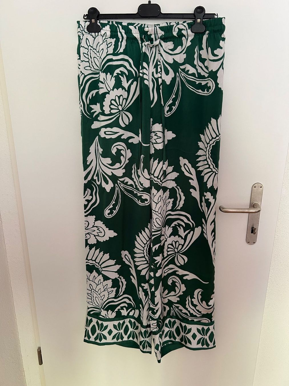 H&M Pantaloni: Luftige Sommerhose mit wunderschönem Print – Usato da Oberengstringen venduto da Bechi 1
