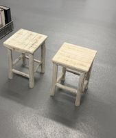 Zwei Holzhocker 