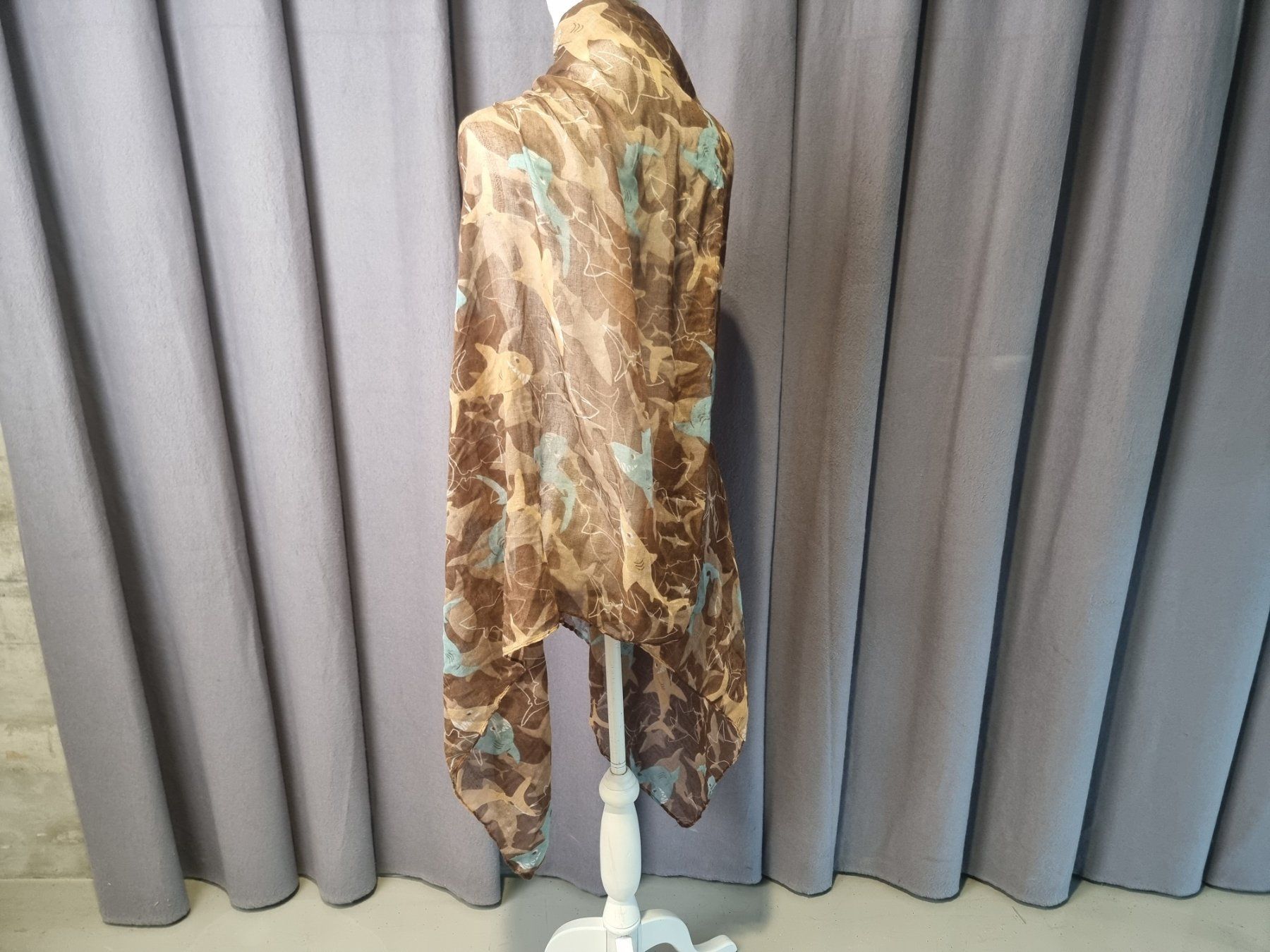 Foulard & Sciarpe: Haifisch Schal – Usato da Urtenen-Schönbühl venduto da Restwert_Schoenbuehl 3