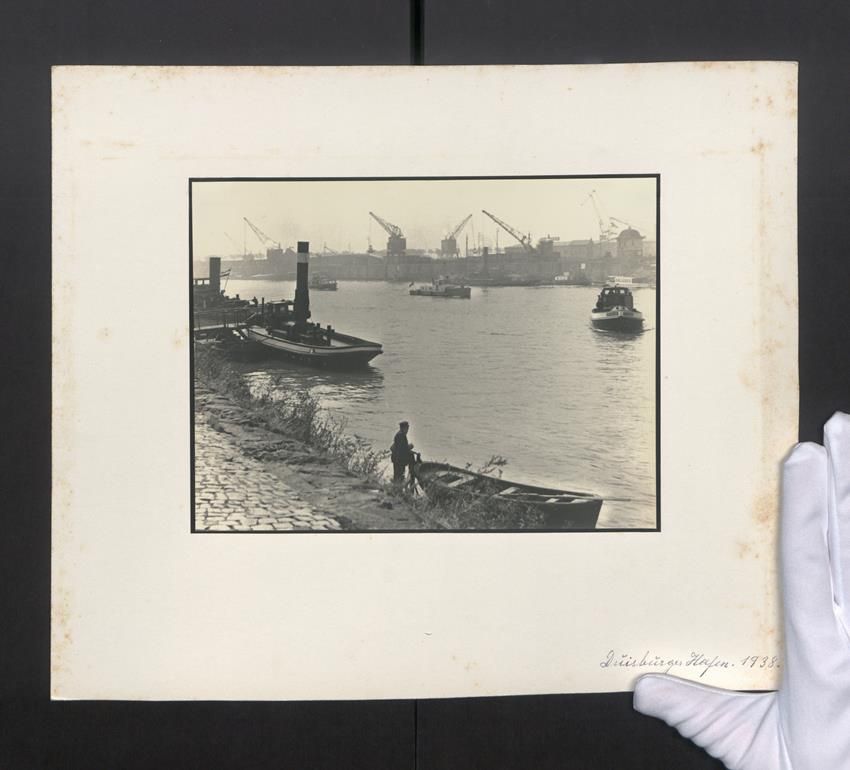Fotografie & Manifesti: Fotografie Duisburg, Schleppschiffe im D – Usato da Berlin venduto da bartko-reher