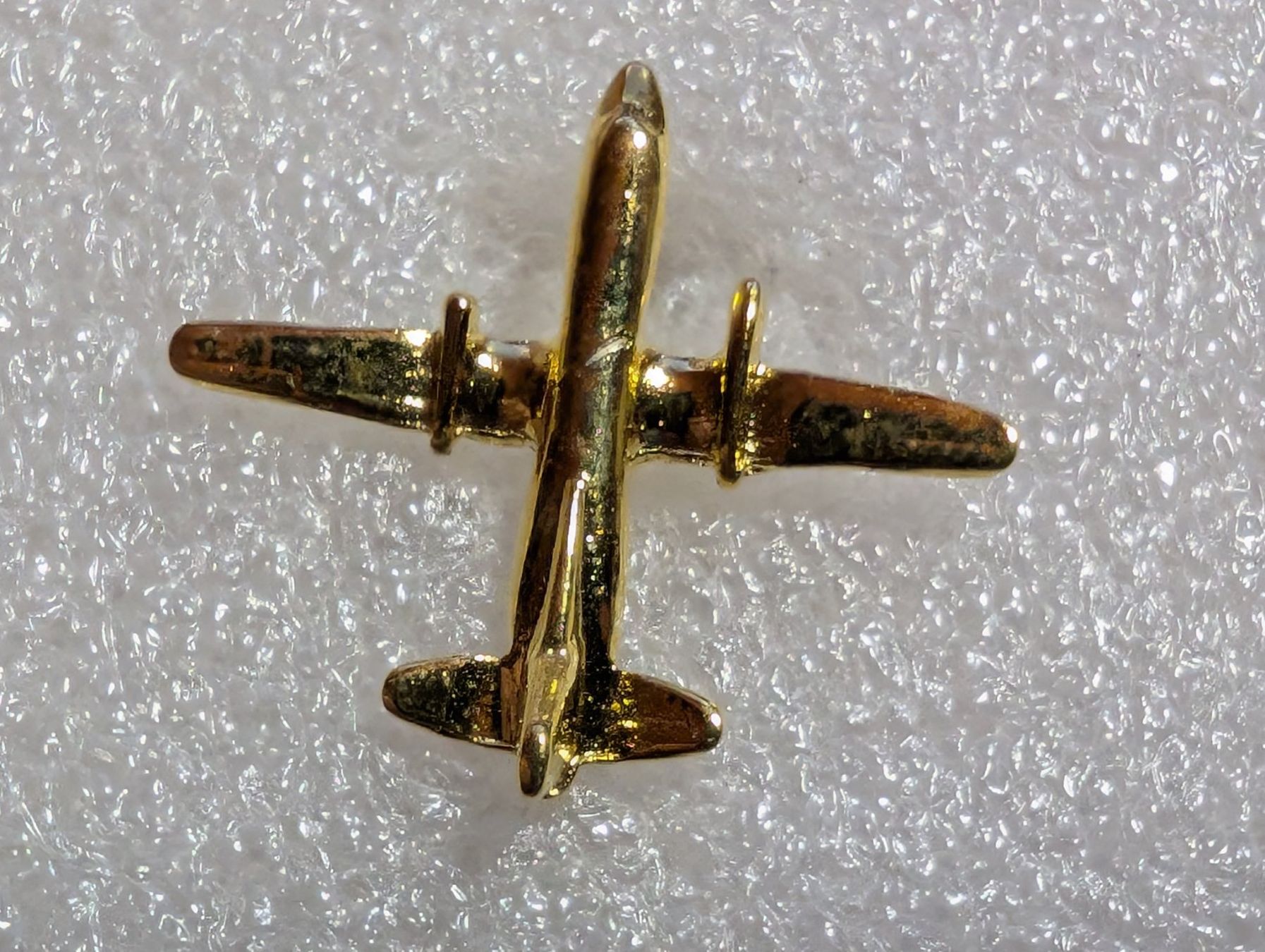 Plaketten & Abzeichen: Ansteckpin 251: Flugzeug – Gebraucht aus Oppligen von Pin-Fall-Shop