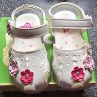 Kinder Sandalen mit Leuchtsohle Grösse 24 neu