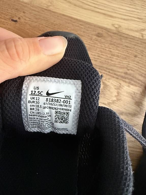 Scarpe per ragazzi: Kinder Nike Sneaker Gr. 30 – Usato da Gwatt (Thun) venduto da Bennae 1