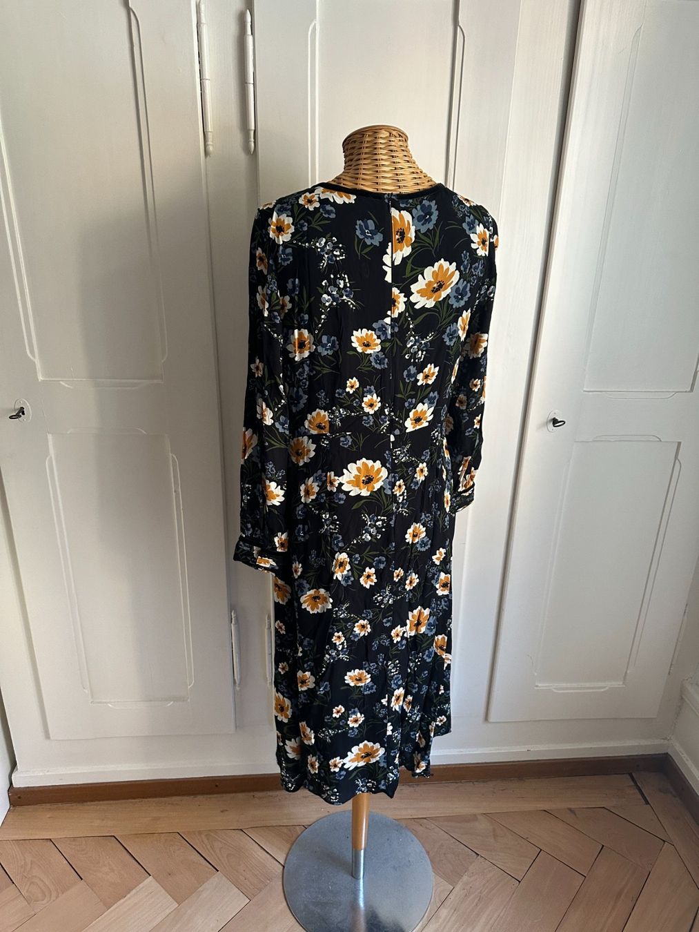 Robes: MORE & MORE - Kleid schwarz geblümt 40 – D'occasion à Zürich par Diazaio 2