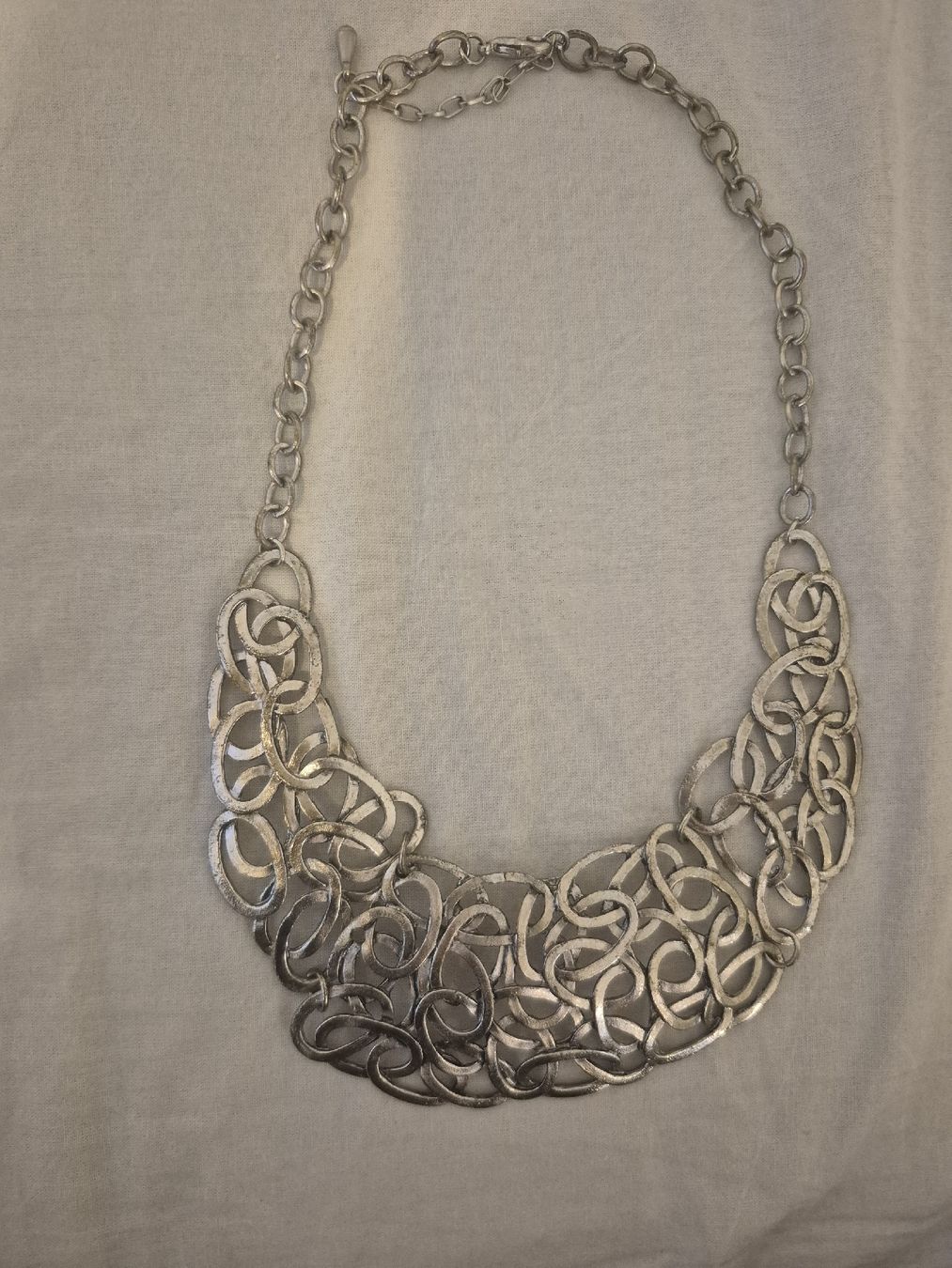Catenine: Collier plastron couleur argenté – Usato da St-Pierre-Clages venduto da _RV