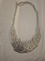 Collier plastron couleur argenté 