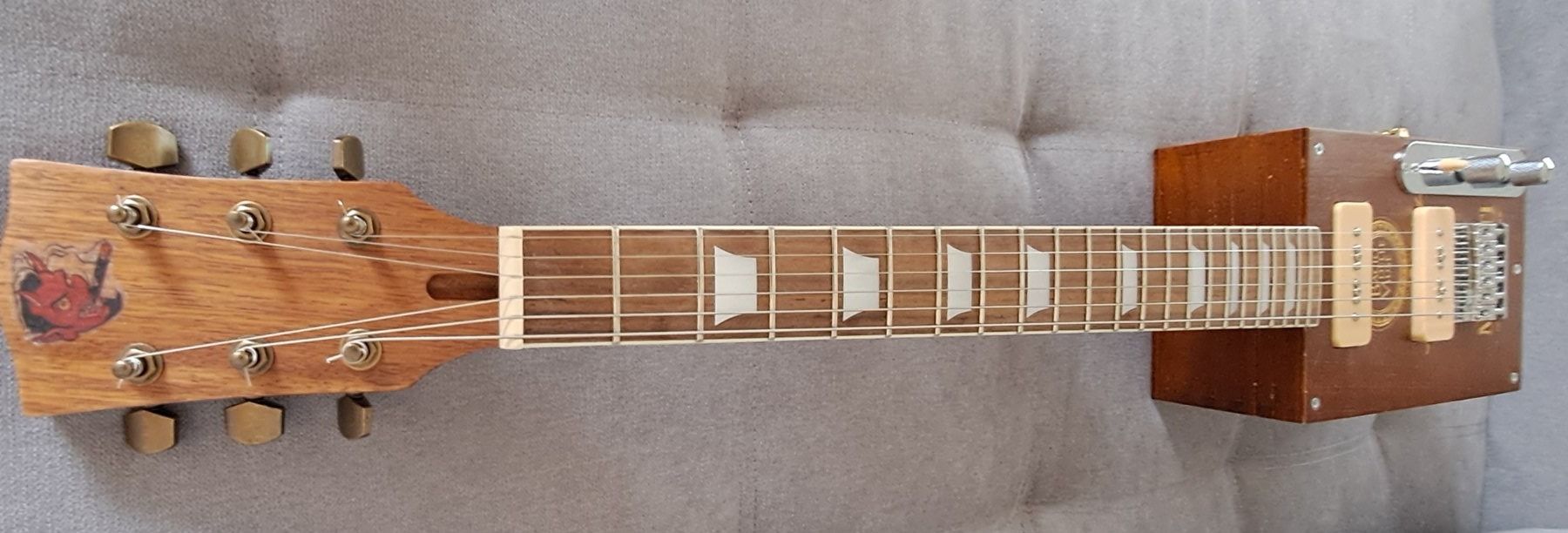 Strumenti musicali: El. Cigar (Grappa) Box Gitarre, keine Fender oder Gibson – Usato da Unterkulm venduto da Magerbu 3
